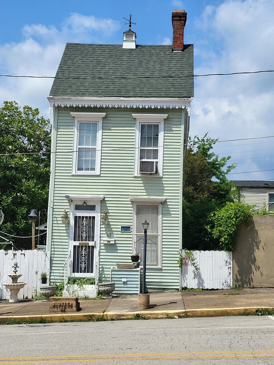 Such a narrow house!