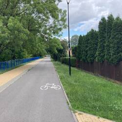 Wohin führt dieser Radweg über die nächste Straße?