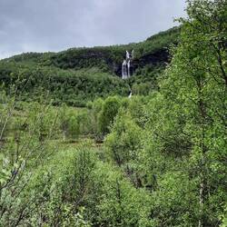 Diesen Wasserfall sehen wir nicht weit von unserem heutigen Wildcampingplatz entfernt