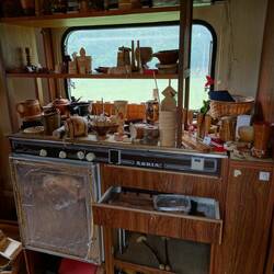 ... ebenfalls voll mit Trödel