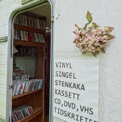 In diesem Wohnwagen gibt es Schallplatten, Videos und Zeitschriften.