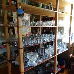 Neben noch mehr Büchern gibt's hier auch Kleidung, Stoff, Glas-, Porzellan- und Holzwaren.