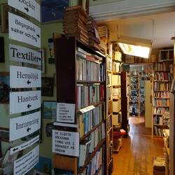 ... mit Wegweisern im Eingang.