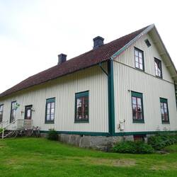 Im alten Schulgebäude befindet sich ein riesiger Laden ...