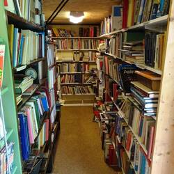 Eines der Häuser ist voller Bücher, sortiert nach Themen und alphabetisch nach Autor.