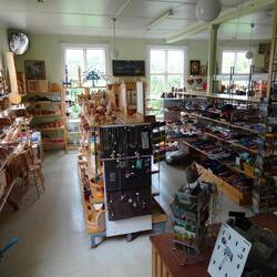 In diesem Verkaufsraum stehen nur Neuwaren - ordentliches Kunsthandwerk.