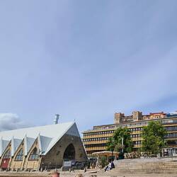 à gauche, l'église du Poisson