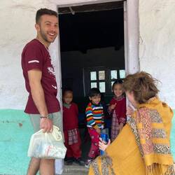 הלכנו לבית הספר המקומי להגיד שלום לילדים