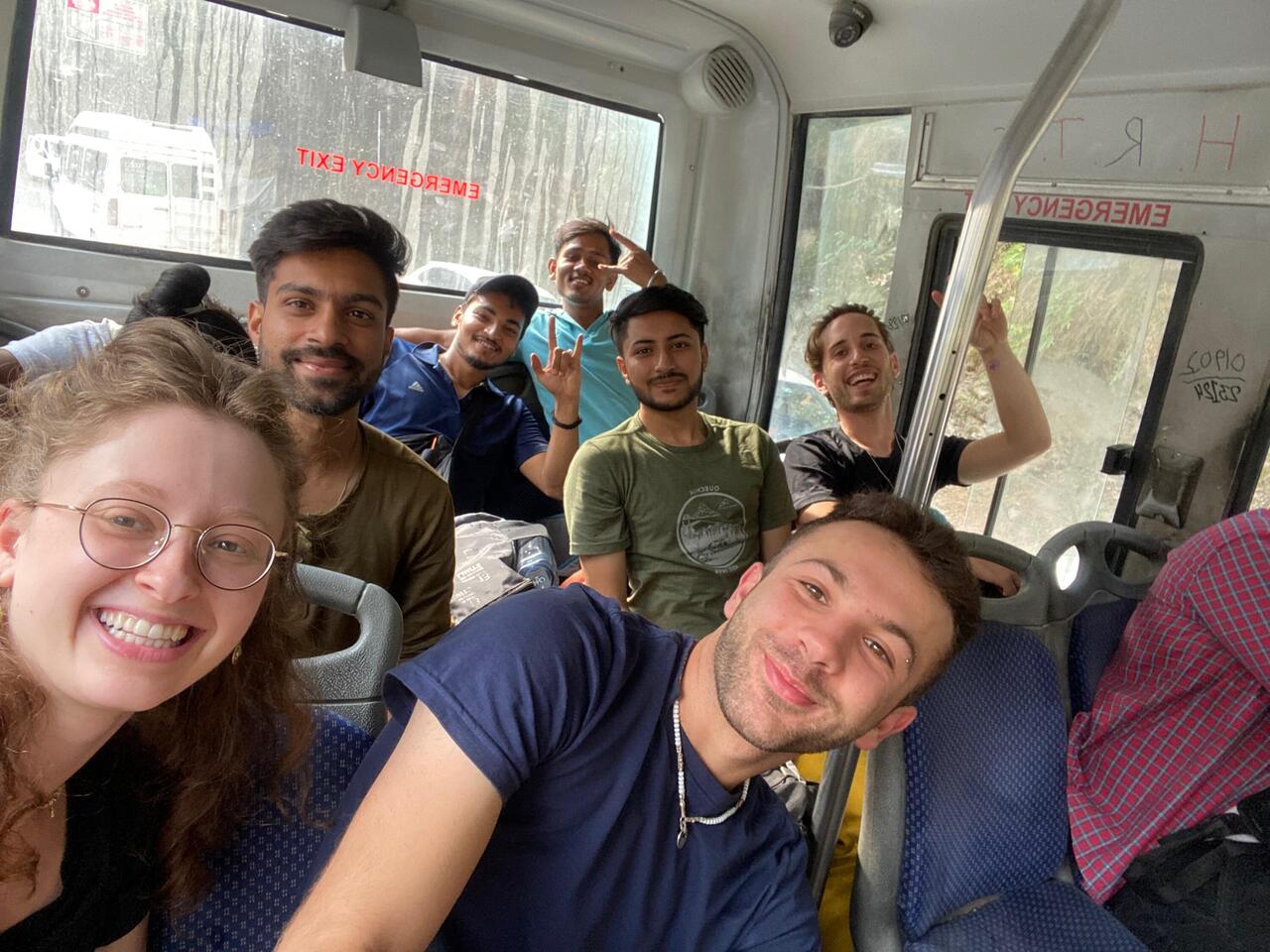 החלטנו לנסוע באוטובוסים לוקאליים ופגשנו בהודים חמודים