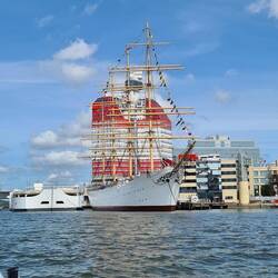 Le voilier Viking et, derrière, le fameux Lipstick