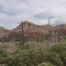 Over een hele korte afstand eerst bergen met nog een beetje sneeuw, dan gesteente, dan strand