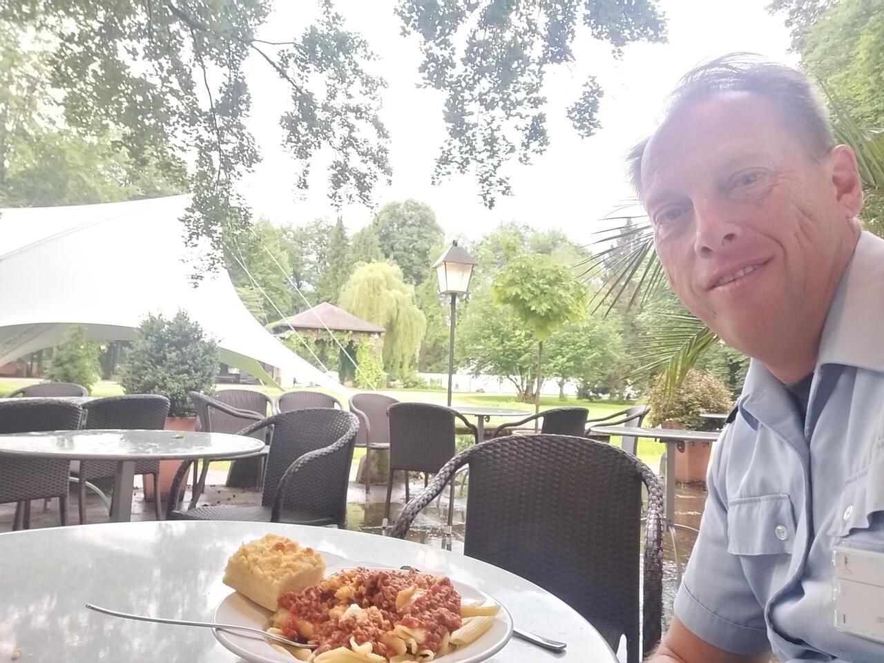 Truppenverpflegung im Kurpark. Leider regnet es.