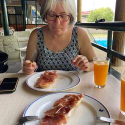 Presunto com molho de tomate e azeite em pão torrado :)