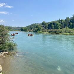 Es sind immer wieder Rafting-Boote an mir vorbeigefahren.