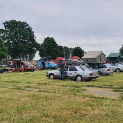 Aankomst op een veld voor 200 teams