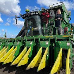 das ist die maschine mit der man baumwolle erntet