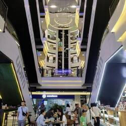 Ik dacht even een supermarkt binnen te lopen, was er opeens een supermodern winkelcentrum