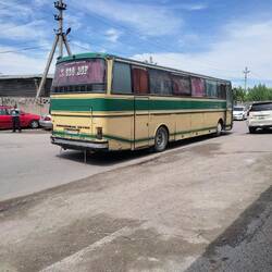 Ik dacht dat de bussen voor toeristen waren, maar ze waren volgepropt met dozen