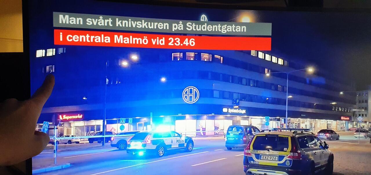 Utanför mig inatt. Jag pekar på mitt fönster.