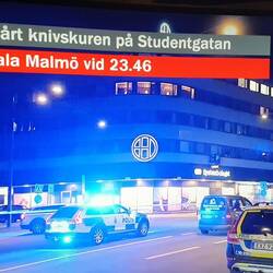 Utanför mig inatt. Jag pekar på mitt fönster.