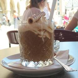 I schlürf ein Eiscafe am Rialto und schau den jungen Hasen nach,