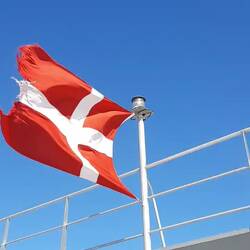 ...da durfte die dänische Flagge, unter der das Schiff lief, natürlich nicht fehlen