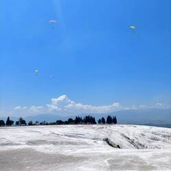 Viele Gäste schauen sich die Terrassen von ganz oben mit einem Paragliding-Flug an 🪂