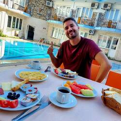 Frühstück war in unserer Billig-Unterkunft besser als erwartet 👍😅