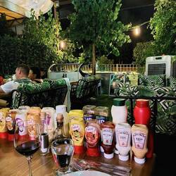 Alleine wie der Kellner die vielen Saucen mit voller Leidenschaft auf unserem Tisch aufgetürmt hat 👌😀