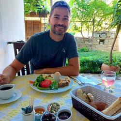 Beim Frühstück gibt es selbstgemachte Gonfi mit Früchten aus dem Garten und vieles mehr 🤤