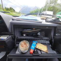 Lecker Frühstück während der Fahrt, Knäcke mit Leberwurst und Bautzener Senf.