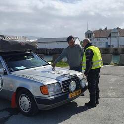 FAC: Waar gaan jullie heen? Antwoord: Lopp maar even mee naar de motorkap.