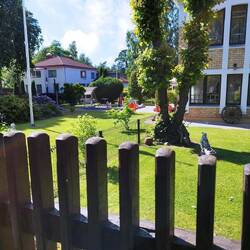 Eine Villa nach der anderen. Aber auch alte Holzhäuser dazwischen die kurz vorm Zusammenbruch sind.