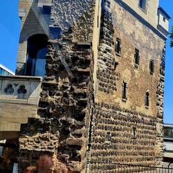 Une des 3 dernières portes de la forteresse romaine