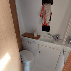 Unser Klo, mit Waschbecken und der Freifläche zum Duschen