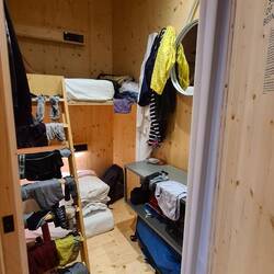 La cabine vue de l'extérieur (désolée, on campe, du linge sèche)