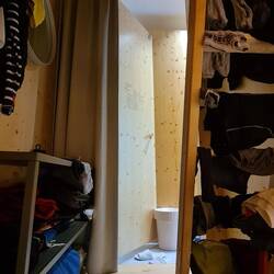 La porte de la cabine, vue de l'intérieur