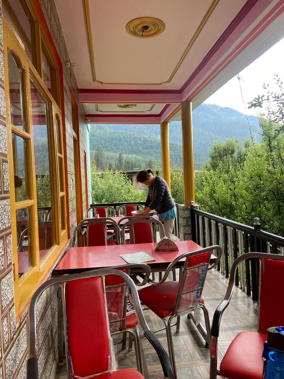 איילת עומלת על הסירים