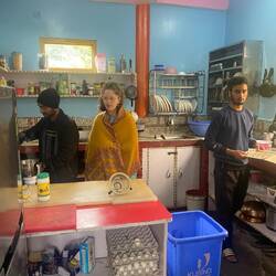 איילת מלמדת שם את הטבחים להכין כמה דברים בנוסח ישראלי