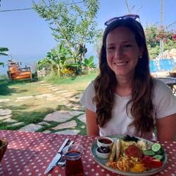 Glückliche aber verschlafene Patty beim Frühstück 🤣