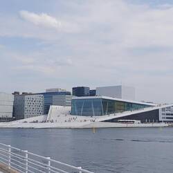 Vor der Oper - man munkelt, die Oper solle einen Eisberg darstellen und die Leute seien Pinguine. 🐧