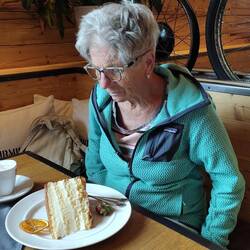 Marianne vor ihrem "kleinem" Stück Käsesahne 🤣