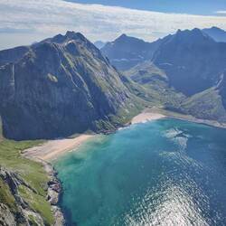 Blick auf Kvalvika (links) und Vestervika (rechts)