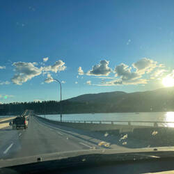 Straße über Okanagan Lake