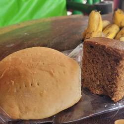 Kokos und Bananebrot vor chliine Bäckerei