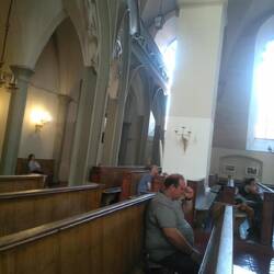 Mit dem feuerfesten Slip auf der Kirchenbank🤓