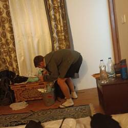 עומר אוכל תפוז מעל הפח