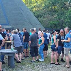 Anstehen beim Freibier