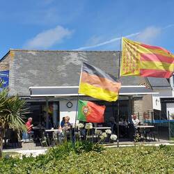 Ich warte mit einem Alongé auf Steffi