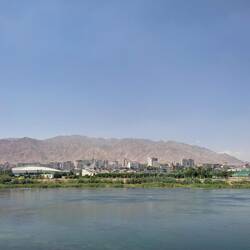 De stad wordt in tweeën gesneden door de Syr Darya rivier